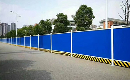 武汉7号线新华路工程围挡施工